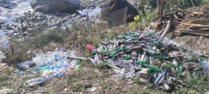 बियर र मदिराजन्य पदार्थका खाली बोत्तलहरू हटाउन गाउँपालिकाले दियो छ महिनाको म्याद, नहटाए बिक्री गर्न नपाइने