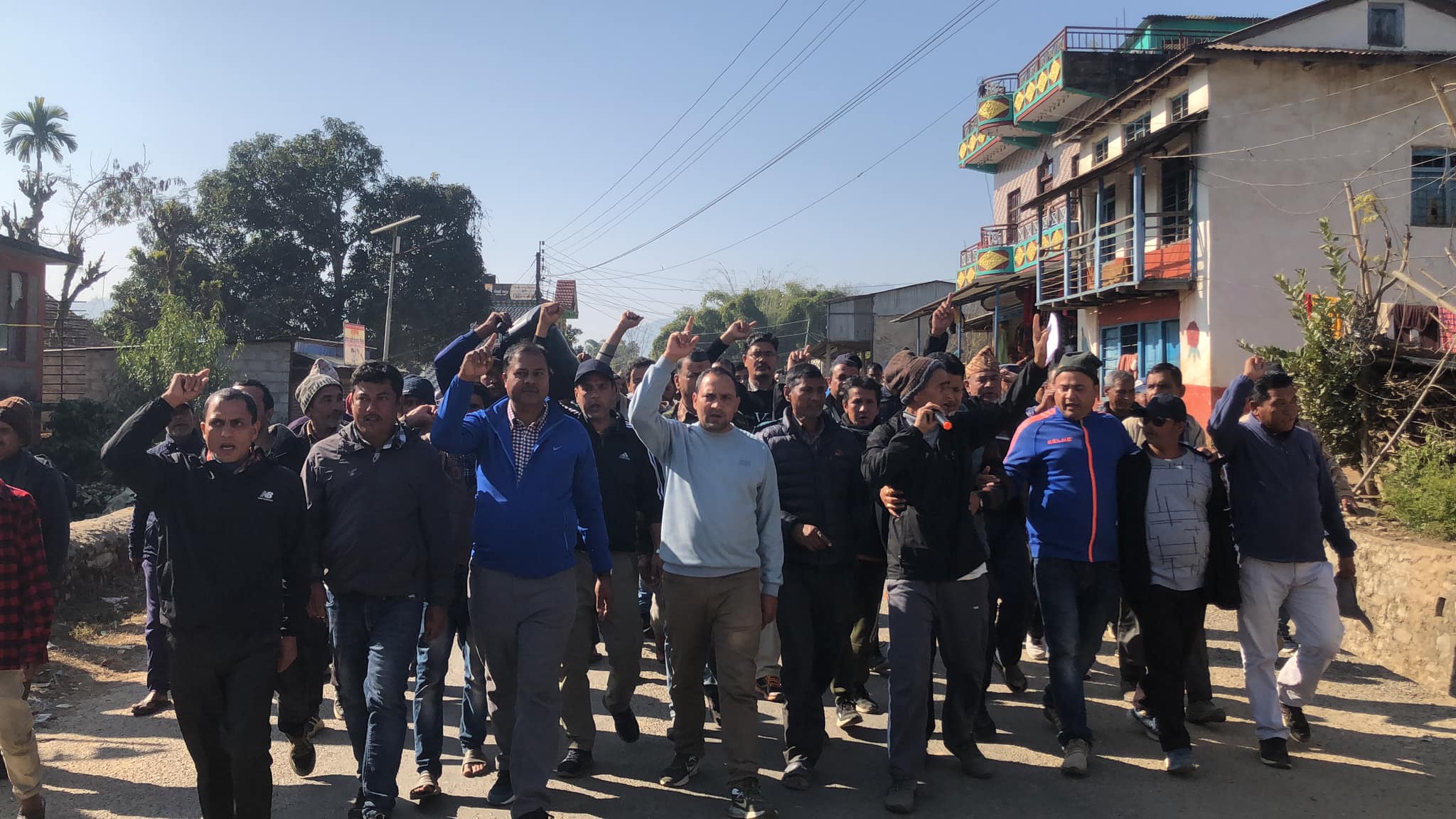 चेपे ए जलविद्युत आयोजनाको निर्माण कम्पनीका सञ्चालक विरुद्ध राइनासटार सिंचाई आयोजनाका पीडित किसानहरू उत्रिए विरोध प्रदर्शनमा