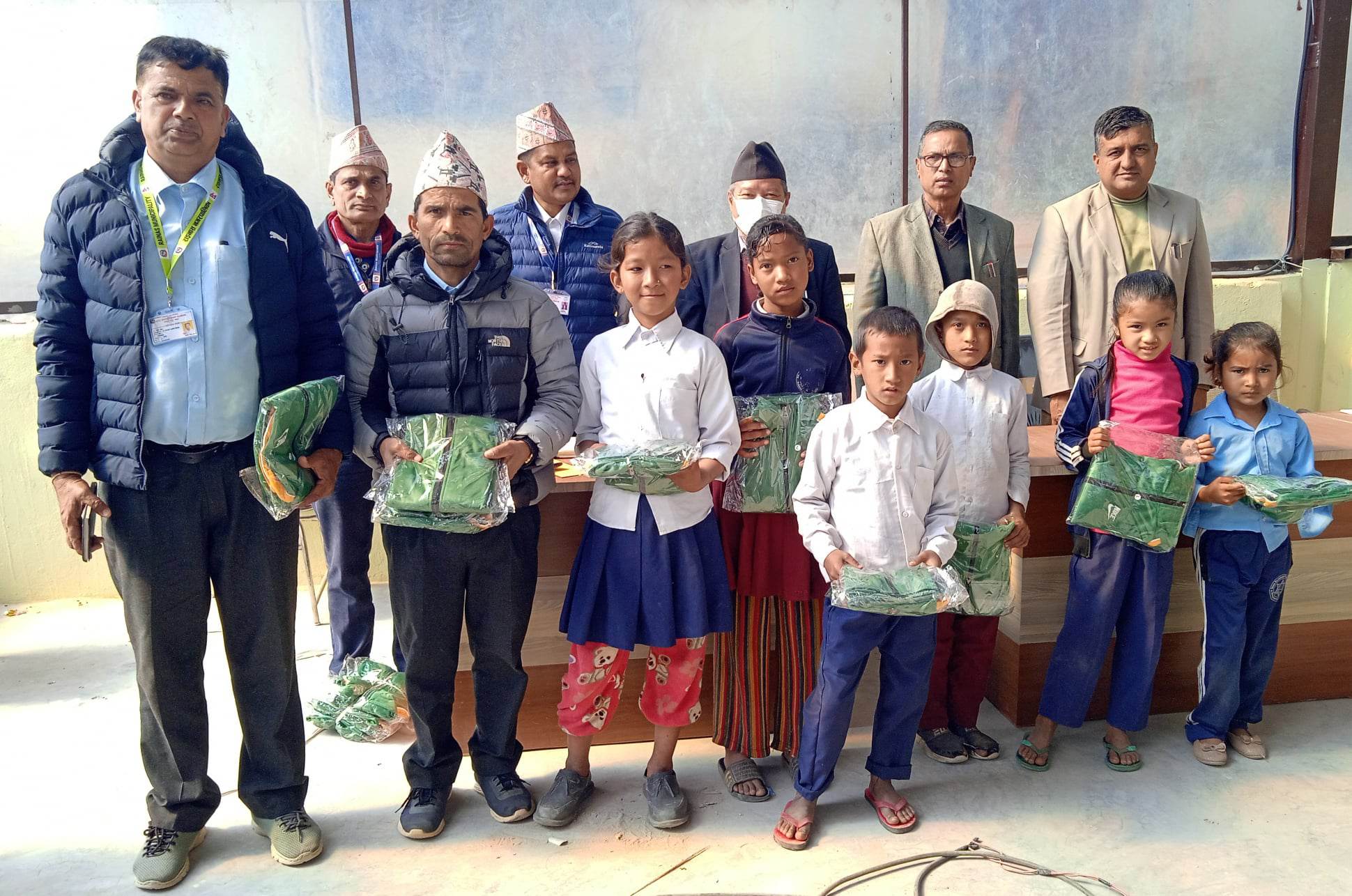 ५२ विद्यार्थीलाई न्यानो ट्याक वितरण