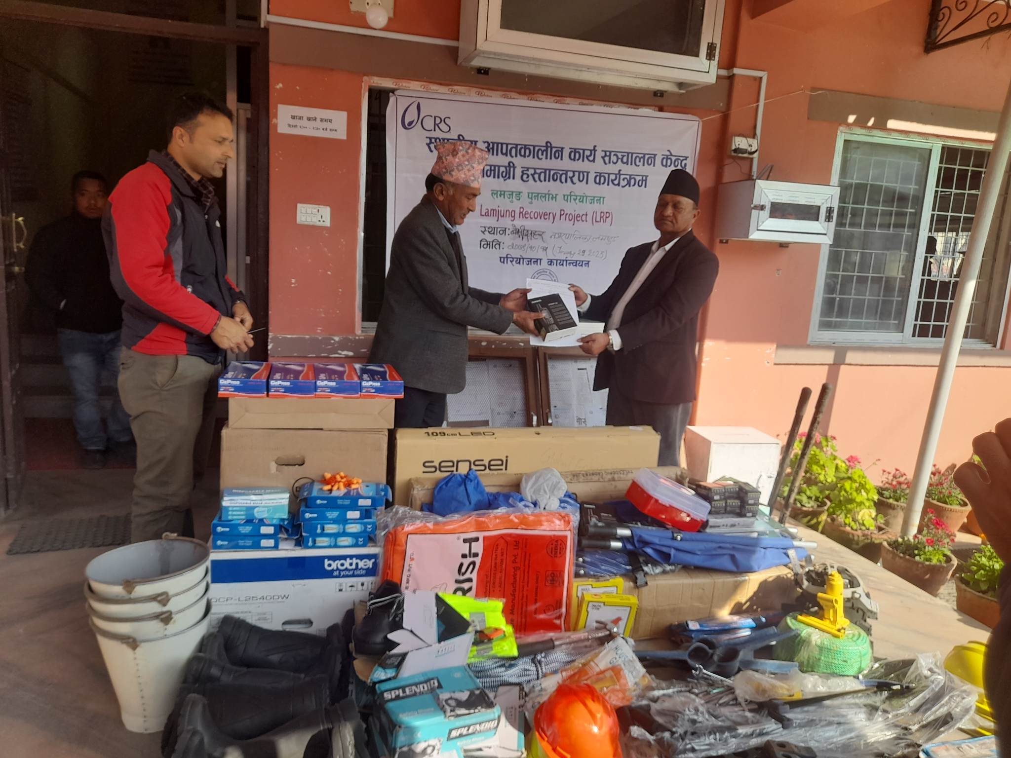 आरसिडिसिद्वारा स्थानीय आपत्कालीन कार्य सञ्चालन केन्द्रलाई ४ लाखका सहायता सामग्री सहयोग
