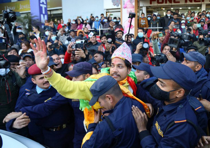 ढाकाटोपीमा सजिएर शुभचिन्तक बीच राष्ट्रिय क्रिकेट टिमका कप्तान सन्दीप लामिछाने, फोटो फिचर ।
