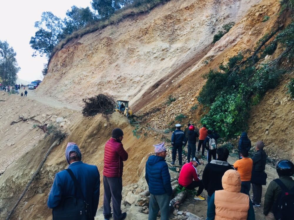 उदीपुरमा सुख्खा पहिरो : सडक अवरुद्ध