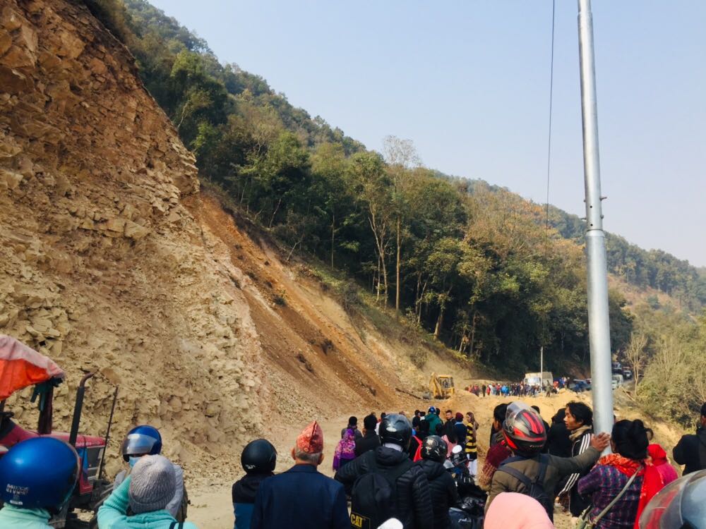 उदीपुरमा चलेको सुख्खा पहिरोले यातायात अवरुद्ध