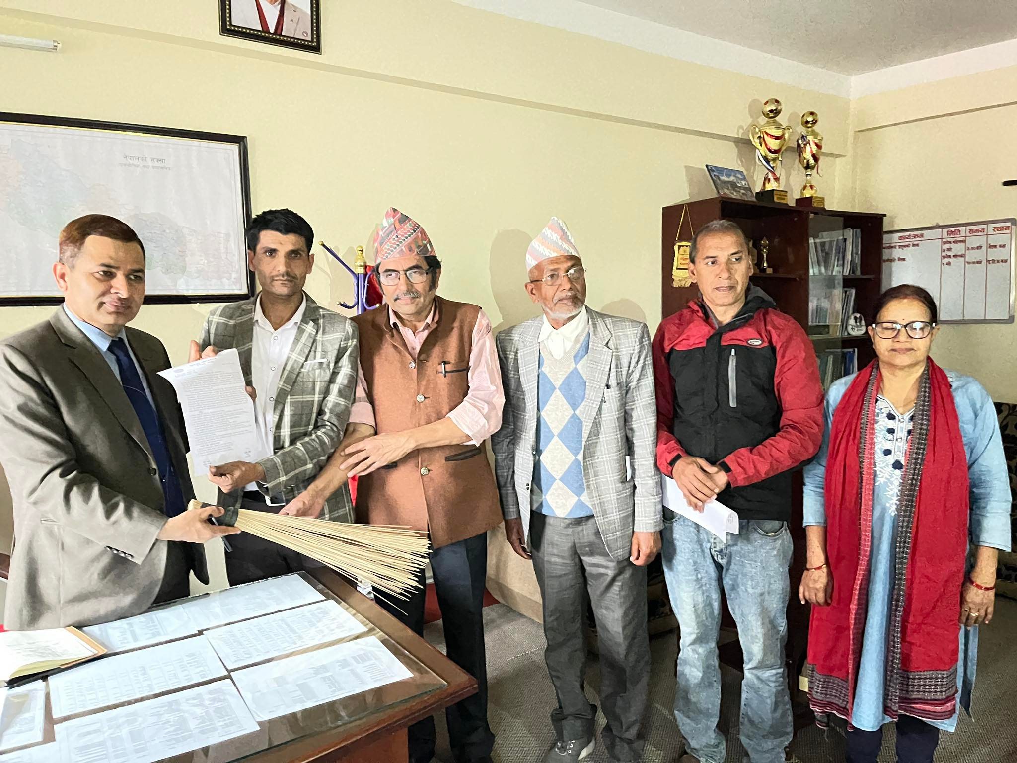 बास नेपाल लमजुङद्वारा जिल्लामा भएको र हुने भ्रष्टाचार बढार्न प्रजिअलाई कार्यकक्षमा पुगेर कुचो सहितको ज्ञापनपत्र बुझाउँदाको फोटो फिचर