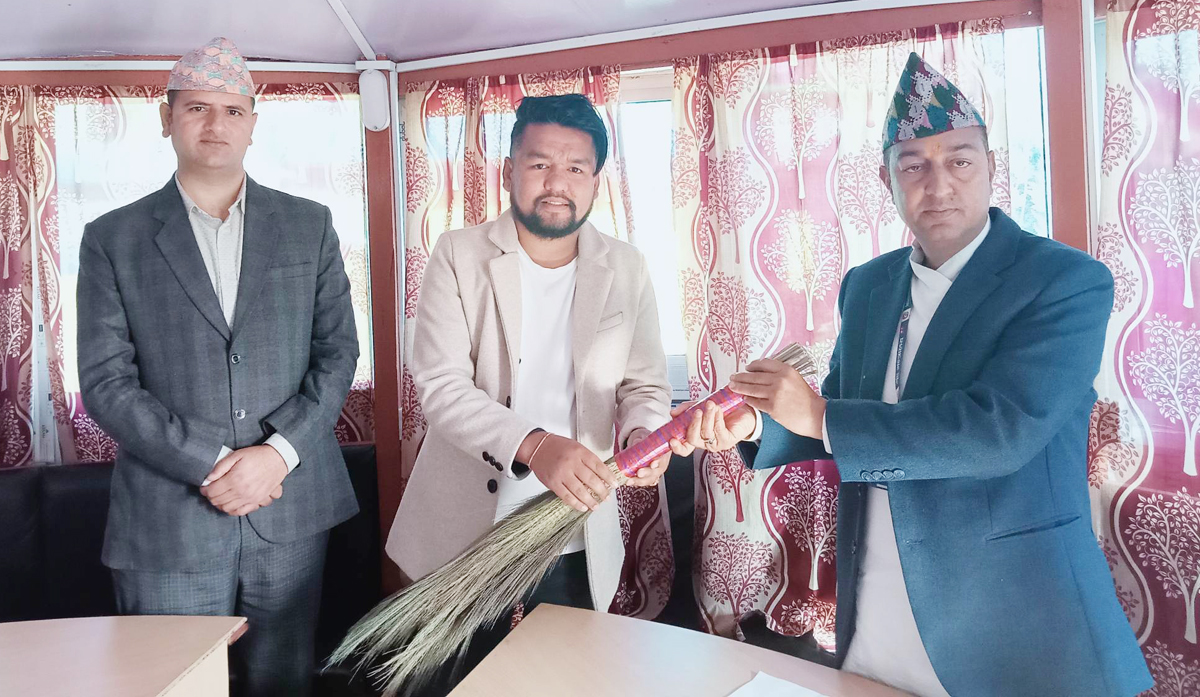 प्रजिअलाई भ्रष्टाचार बढार्न बास नेपालले दियो ज्ञापनपत्रमा झाडु