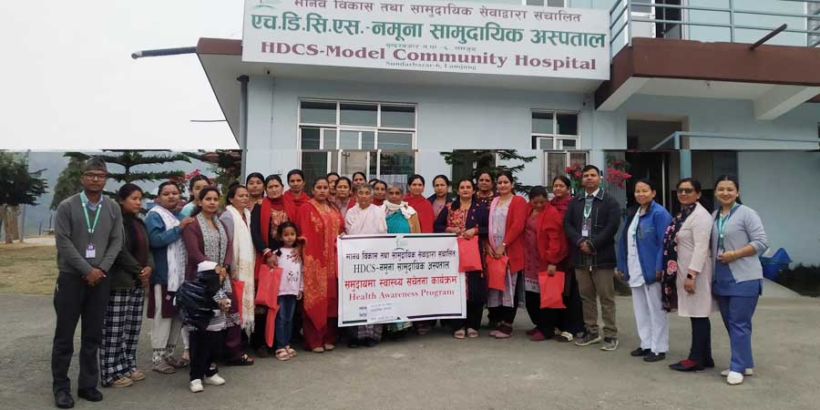 महिलाहरूका लागि समुदायमा स्वास्थ्य कार्यक्रम सञ्चालन गर्दै नमूना सामुदायिक अस्पताल