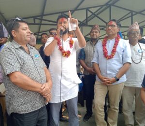 बिना मञ्च, उठी, उठी सम्बोधन गरी फर्किनु भो, रास्वपाका सभापति रवि र उम्मेदवार स्वर्णिम वाग्ले