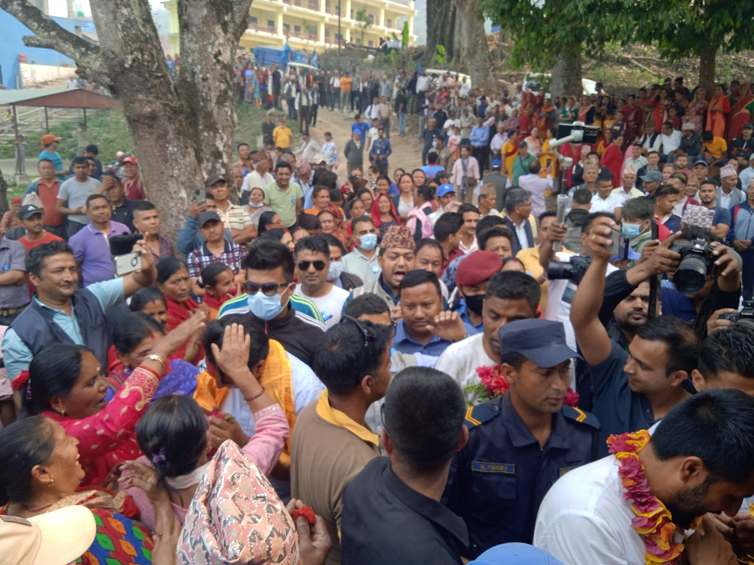 बिना मञ्च, उठेरै सम्बोधन गरेर हिडे रास्वपाका सभापति रवि र उम्मेदवार स्वर्णिम : फोटो फिचर