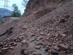 उदीपुर सडक खण्डमा सुख्खा पहिरो : हिउँदमै यात्रुहरू खेप्दै सास्ती, वर्षायाममा के होला ?