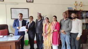 बास नेपाल लमजुङद्वारा भ्रष्टाचार बिरुद्ध प्रधानमन्त्रीलाई प्रमुख जिल्ला अधिकारी रामकृष्ण अधिकारीमार्फत ज्ञापन पत्र