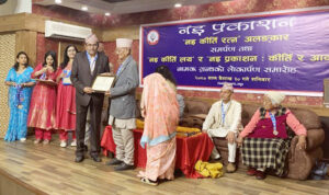 ‘नइ कीर्ति रत्न’ पदकका साथ ठाडोभाका लोककला प्रतिष्ठान नेपाल लमजुङका अध्यक्ष पहाडी र वरिष्ठ उपाध्यक्ष घिमिरे राजधानीमा सम्मानित