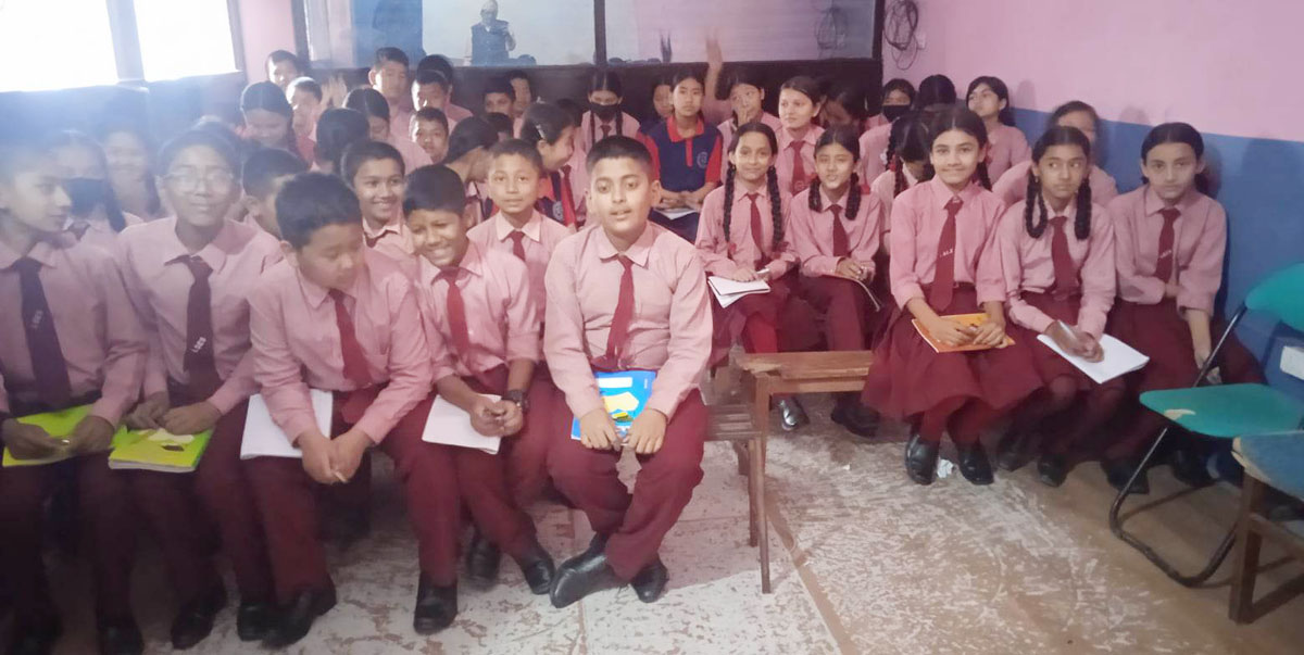 ल्याण्डस्टार आमाविद्वारा विद्यार्थीलाई कविता लेखन विधिबारे जानकारी
