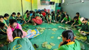 छात्राहरूलाई परम्परागत सीप सिकाउँदै युनिभर्सल एकेडेमी