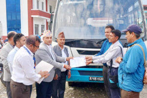 सुन्दरबजार नगरपालिकाद्वारा सौभाग्य सदन मा.वि.लाई बस हस्तान्तरण