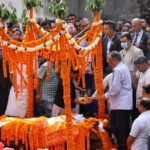प्रधानमन्त्री राजकीय सम्मानसहित सीता दाहालको पशुपतिमा अन्त्येष्टि सुरु, श्रीमान्सहित दुई छोरीद्वारा दागवत्ती
