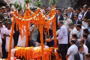 प्रधानमन्त्री राजकीय सम्मानसहित सीता दाहालको पशुपतिमा अन्त्येष्टि सुरु, श्रीमान्सहित दुई छोरीद्वारा दागवत्ती