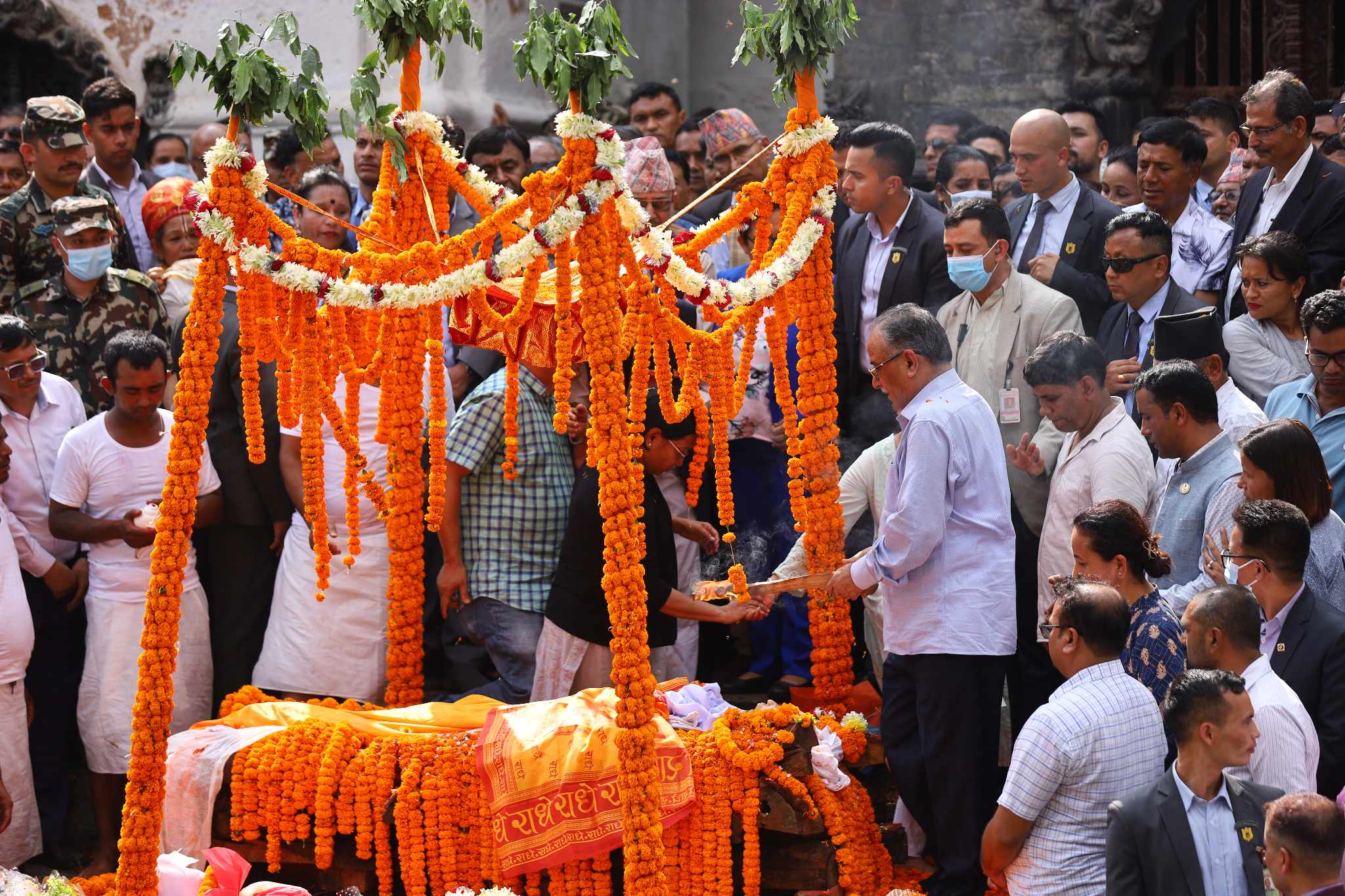 प्रधानमन्त्री राजकीय सम्मानसहित सीता दाहालको पशुपतिमा अन्त्येष्टि सुरु, श्रीमान्सहित दुई छोरीद्वारा दागवत्ती
