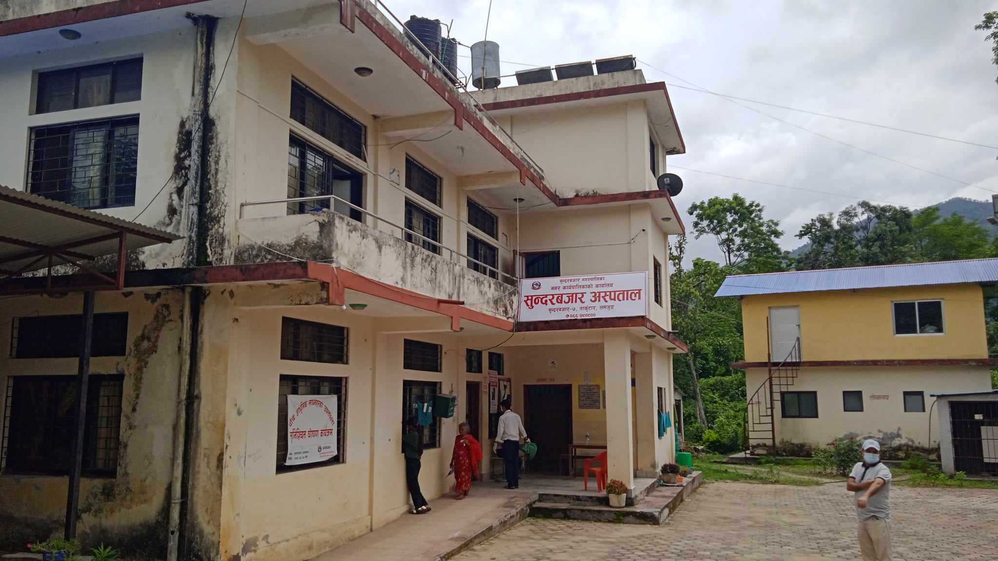 मनकारी दम्पतीद्वारा सुन्दरबजार अस्पतालमा स्व. मिश्रको स्मृतिमा युरोगार्ड र टेलिफोन जडान