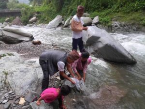 सुन्दरबजार नगरपालिकाले स्थानीय खोलामा माछाका भुरा छाड्यो