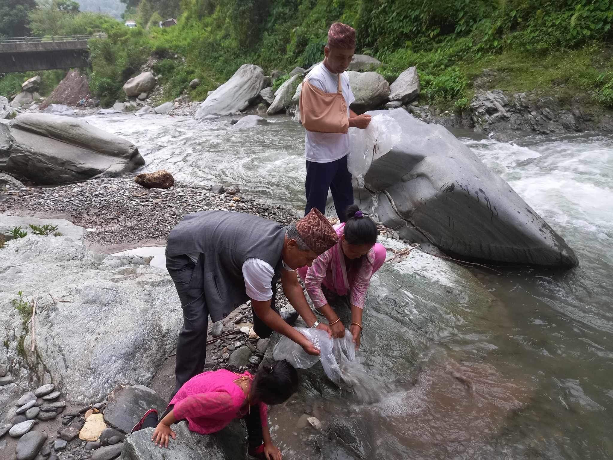 सुन्दरबजार नगरपालिकाले स्थानीय खोलामा माछाका भुरा छाड्यो