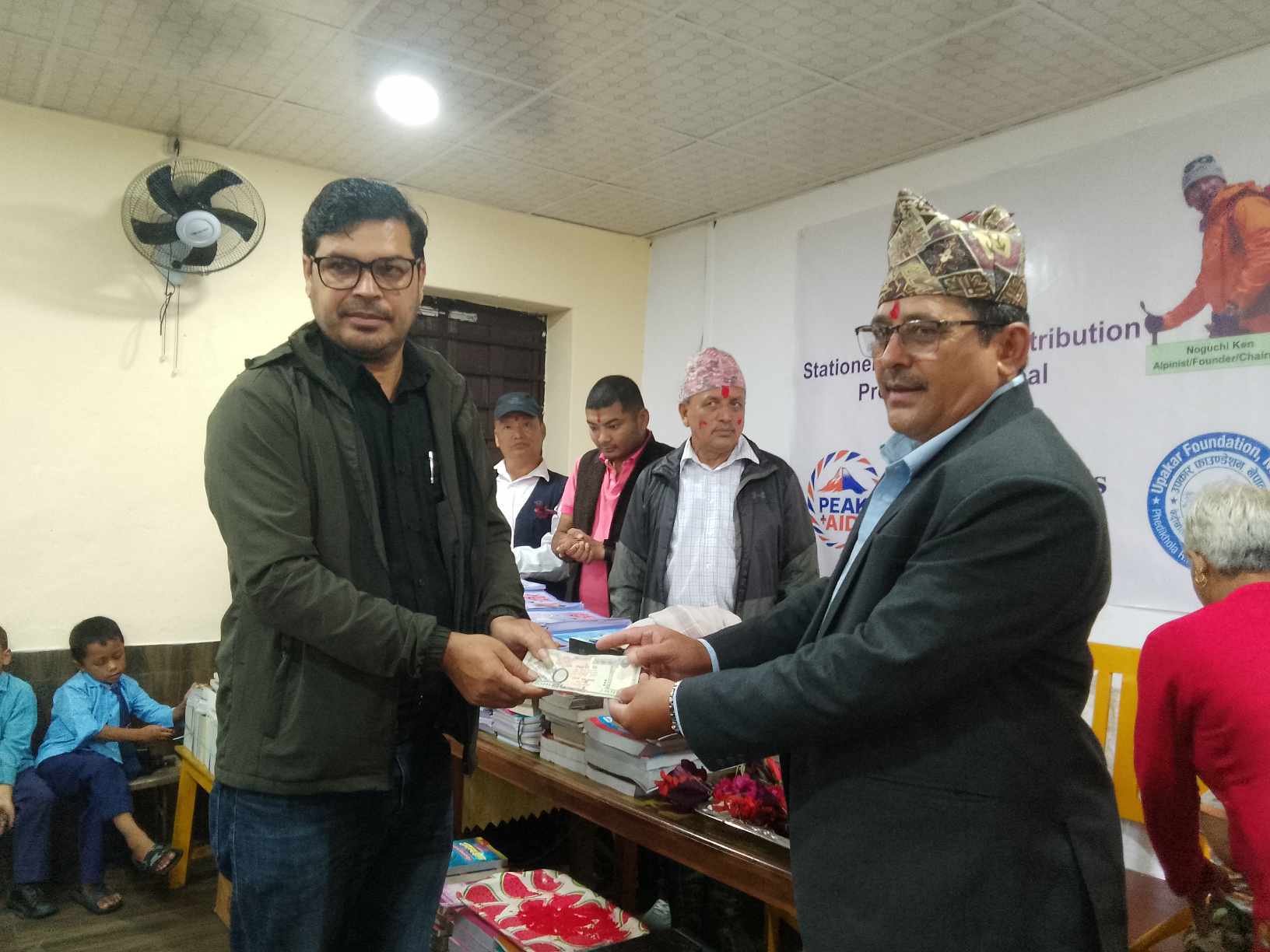 जापानी संस्थाद्वारा फेदीखोलाका विद्यालयलाई शैक्षिक सामग्री