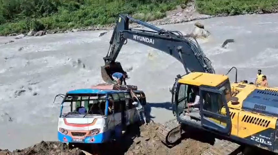 मर्स्याङदी नदीमा खसेको बस झिकियो, चालक फोला परेनन्
