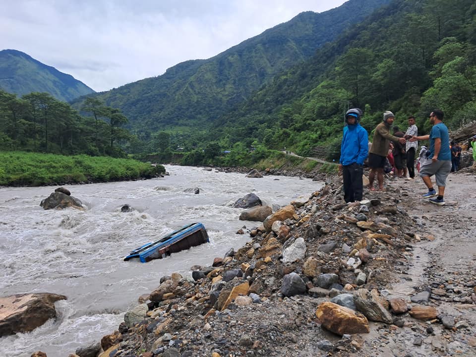 मर्स्याङदीमा बस खस्यो अवस्था अज्ञात