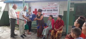 रेडक्रसद्वारा ६१औँ स्थापना दिवसमा सुत्केरीलाई सरसफाई किट सहितको झोला वितरण