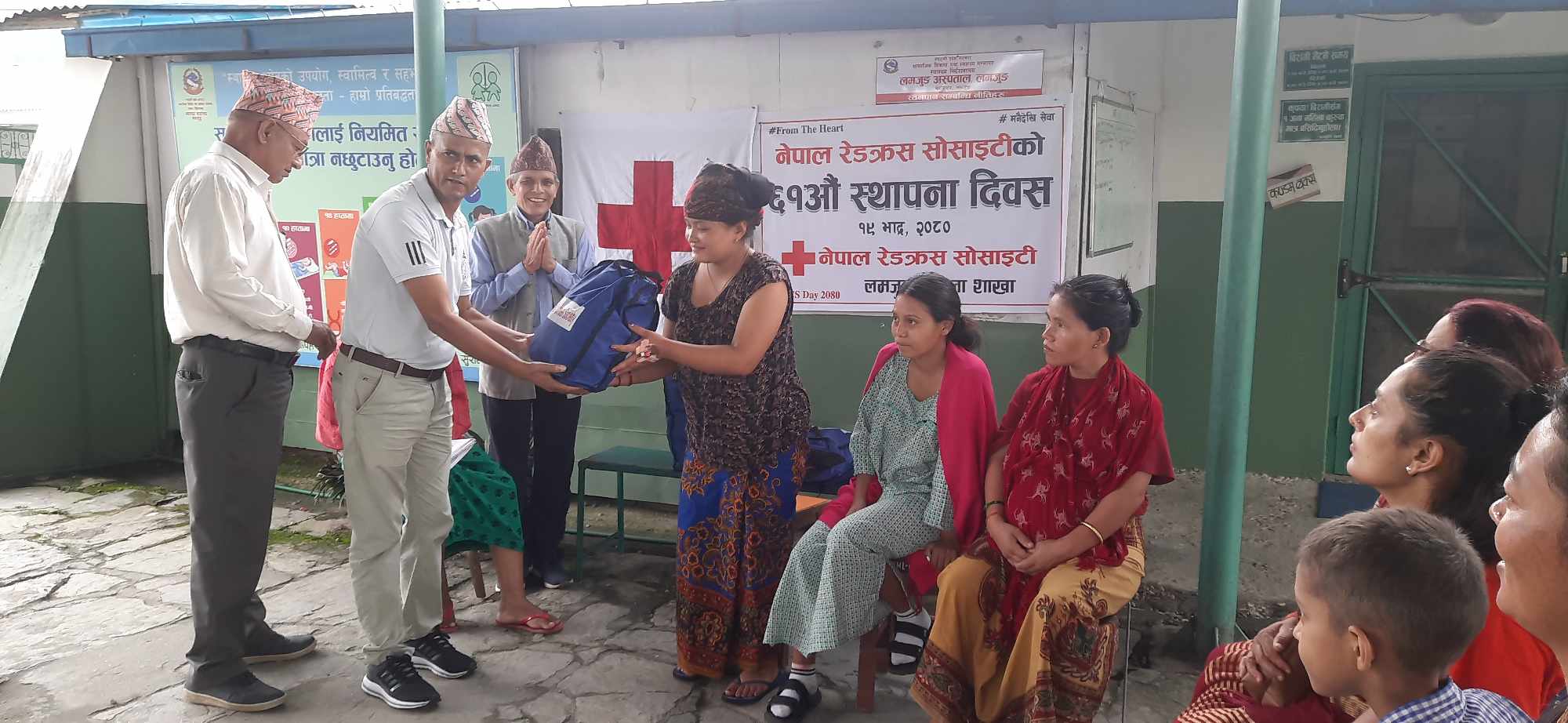 रेडक्रसद्वारा ६१औँ स्थापना दिवसमा सुत्केरीलाई सरसफाई किट सहितको झोला वितरण