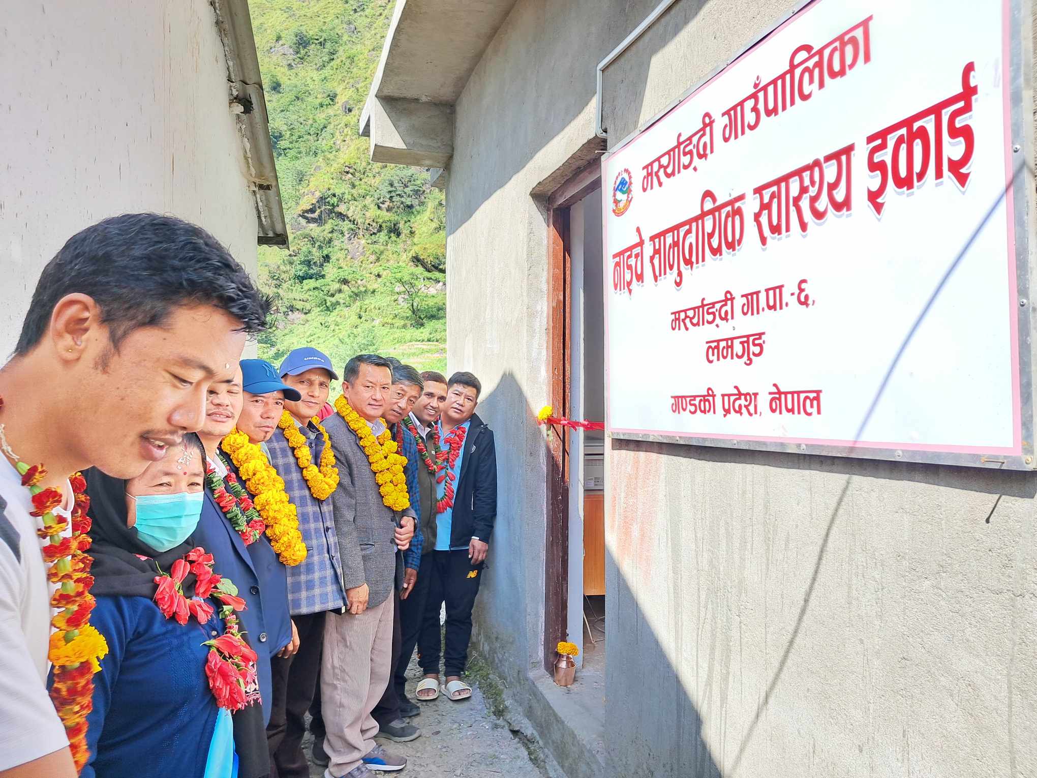 दुर्गम गाउँ नाईचेमा स्थापित सामुदायिक स्वास्थ्य इकाईको गाउँपालिका अध्यक्ष गुरुङद्वारा उदघाटन