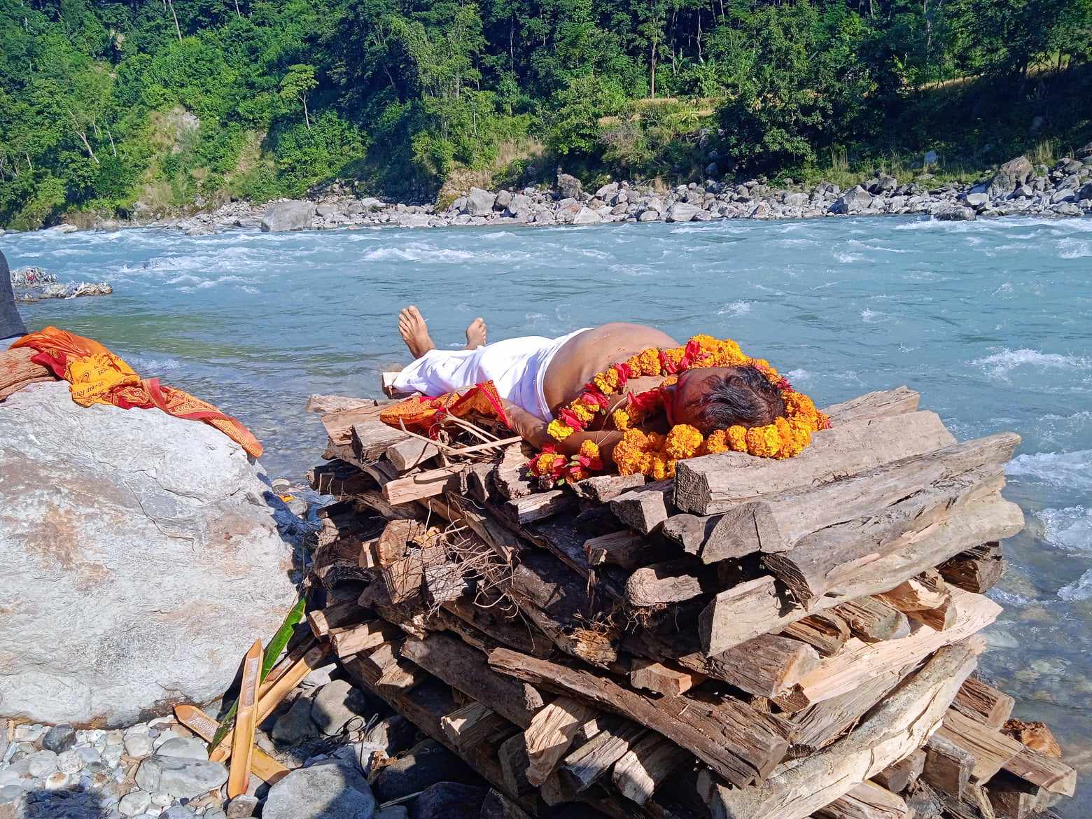 मानिसको अन्तिम क्षणमा वा स्वर्गवास भएपछि या चितामा शवको शिर कता पार्ने ? उत्तर कि दक्षिण ?