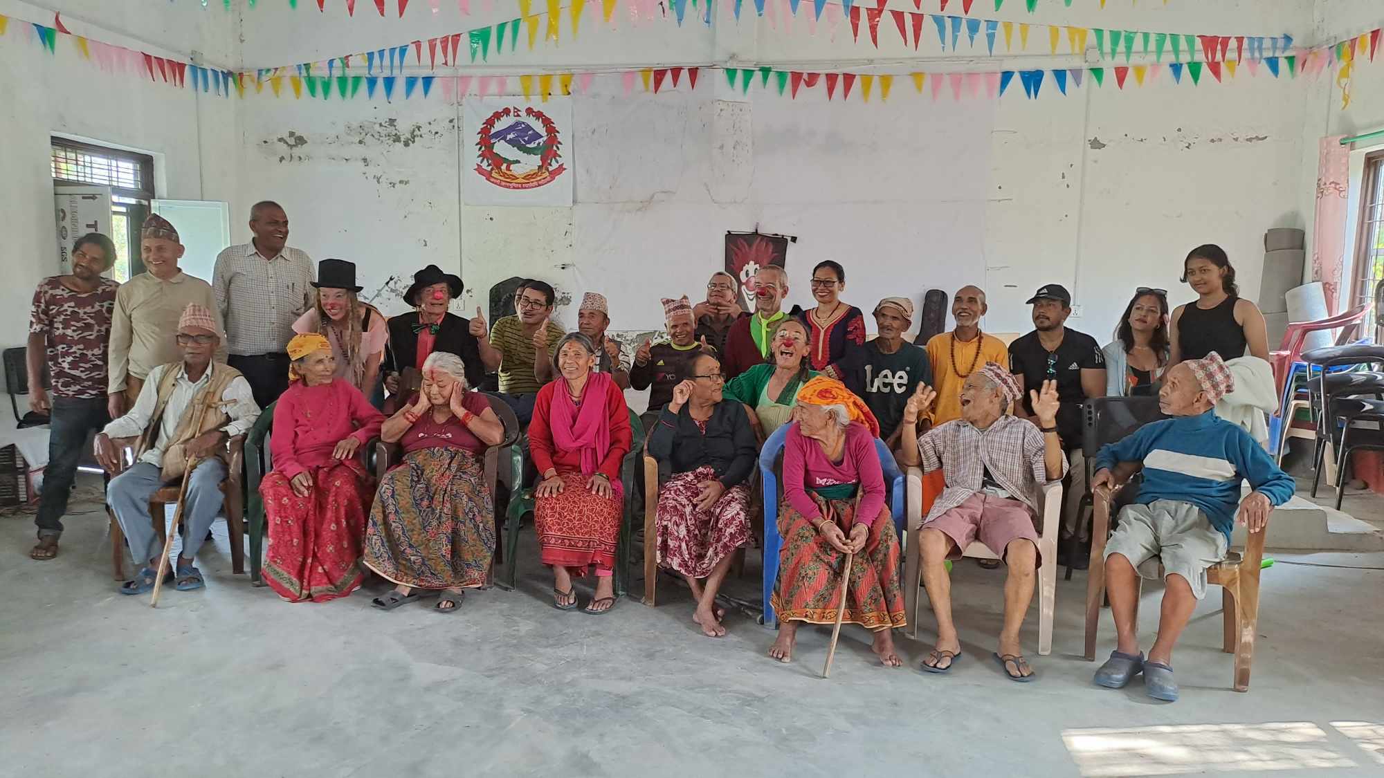 जर्मन जेष्ठनागरिक कलकारहरूको म्याजिक नाट्यशैली सर्वोदय सेवाश्रममा प्रदर्शन
