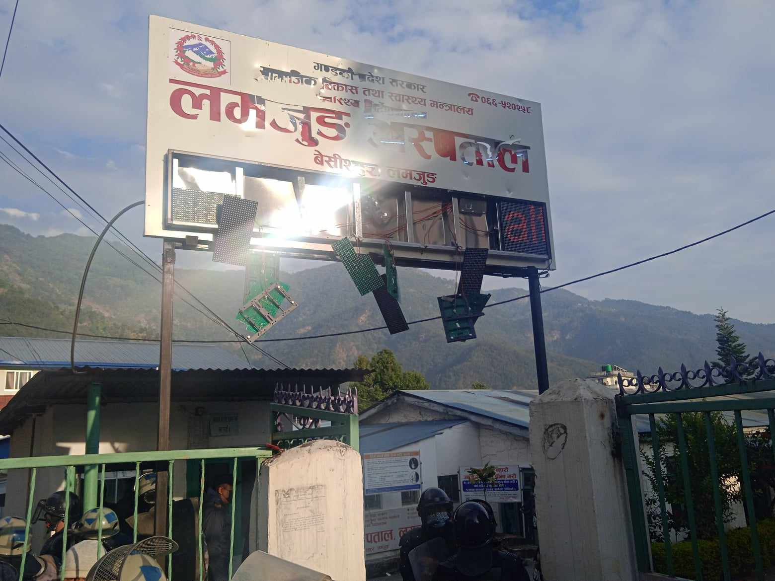 सुत्केरी युवती र उनको शिशु मृत्यु प्रकरण : अस्पतालमा ढुंगामुडा र तोडफोडको फोटो फिचर