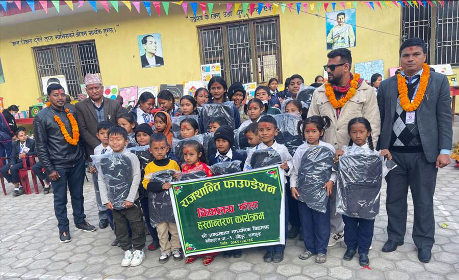 राजशान्ति  फाउण्डेसनद्वारा दुई विद्यालयका छात्रछात्रालाई सहयोग