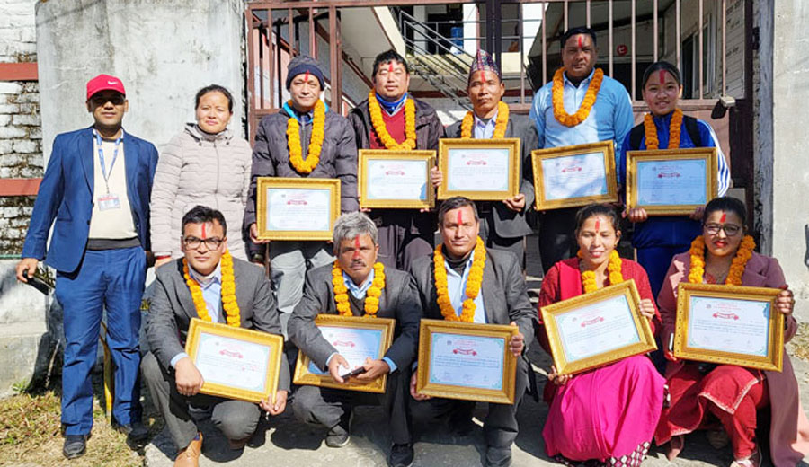 उत्कृष्ट अंक ल्याउने विद्यालय र विद्यार्थीहरू गाउँपालिकाद्वारा पुरस्कृत