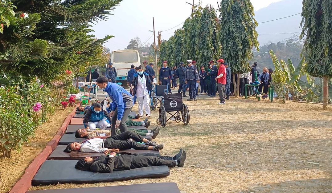 खत्रीठाँटीमा बस दुर्घटना पछिको हृदय विदारक दृश्यको फोटो फिचर :