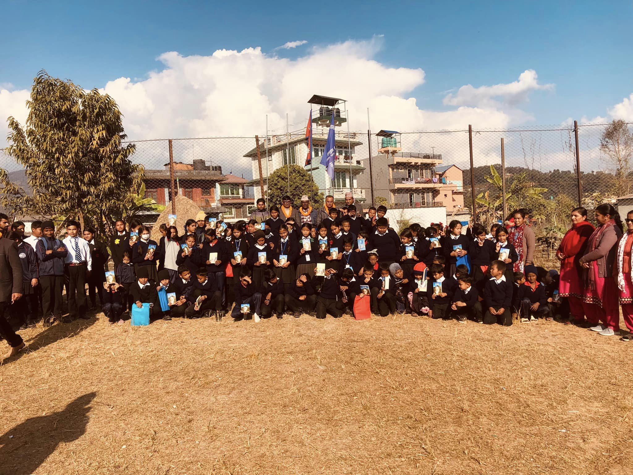 शान्ति आधारभूत विद्यालयका विद्यार्थीलाई न्यानो कपडा