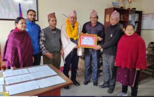 प्रजिअ अधिकारीलाई अधिकारी वंश प्रतिष्ठानद्वारा सम्मानपत्रका साथ विदाई