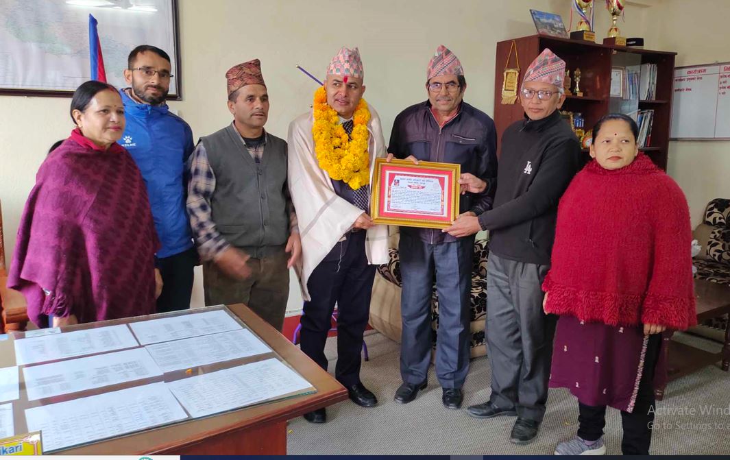 प्रजिअ अधिकारीलाई अधिकारी वंश प्रतिष्ठानद्वारा सम्मानपत्रका साथ विदाई