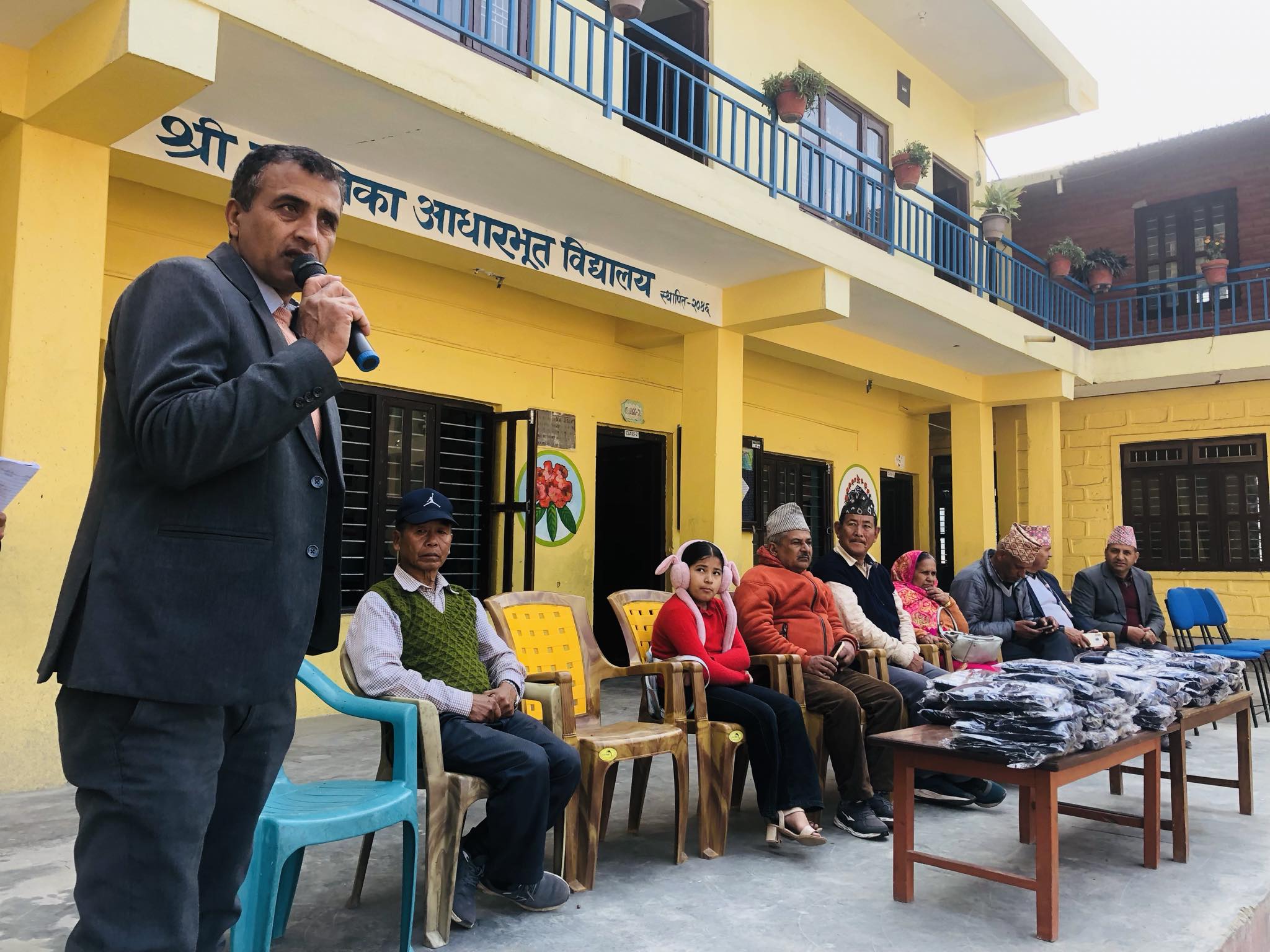 काङ्ग्रेस भण्डारीद्वारा विद्यार्थीलाई न्यानो कपडा