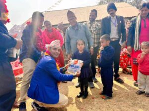 रूपा-२ का वडा अध्यक्ष सुवेदीद्वारा इन्द्रायणीका विद्यार्थीलाई पोसाक वितरण