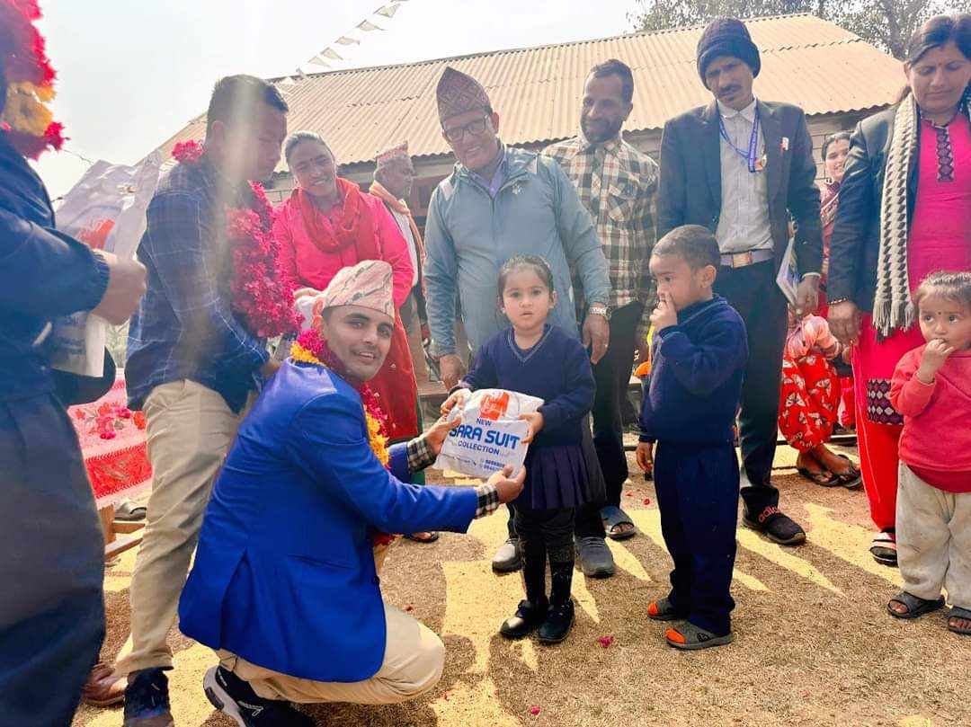 रूपा-२ का वडा अध्यक्ष सुवेदीद्वारा इन्द्रायणीका विद्यार्थीलाई पोसाक वितरण
