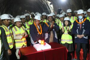 प्रधानमन्त्री प्रचण्डद्वारा नागढुंगा सुरूङले नेपाललाई सुरूङको नयाँ युगमा पुर्याउने दावी