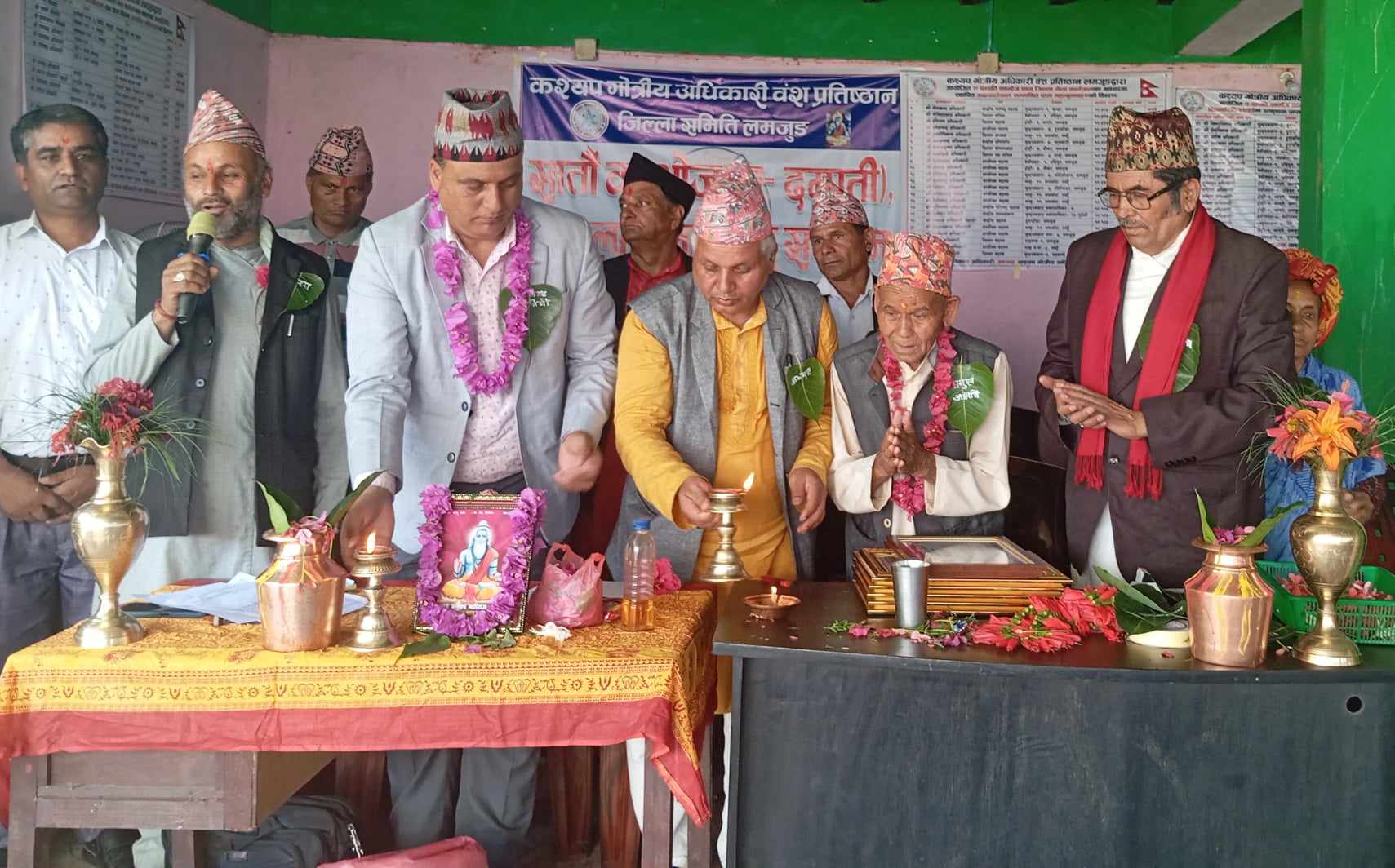अधिकारी वंश प्रतिष्ठानद्वारा एकै मञ्चबाट दुई दर्जन बढीलाई सम्मान : फोटो फिचर