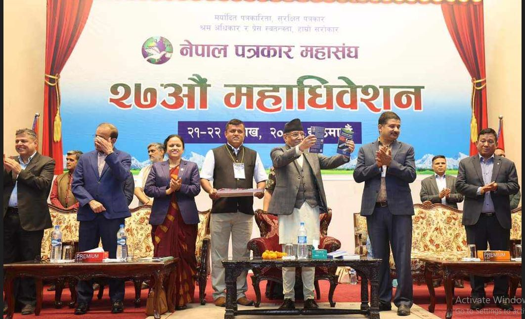 प्रधानमन्त्रीद्वारा बिडारी र खड्काको ‘आमसञ्चारको परिचय’ विमोचन