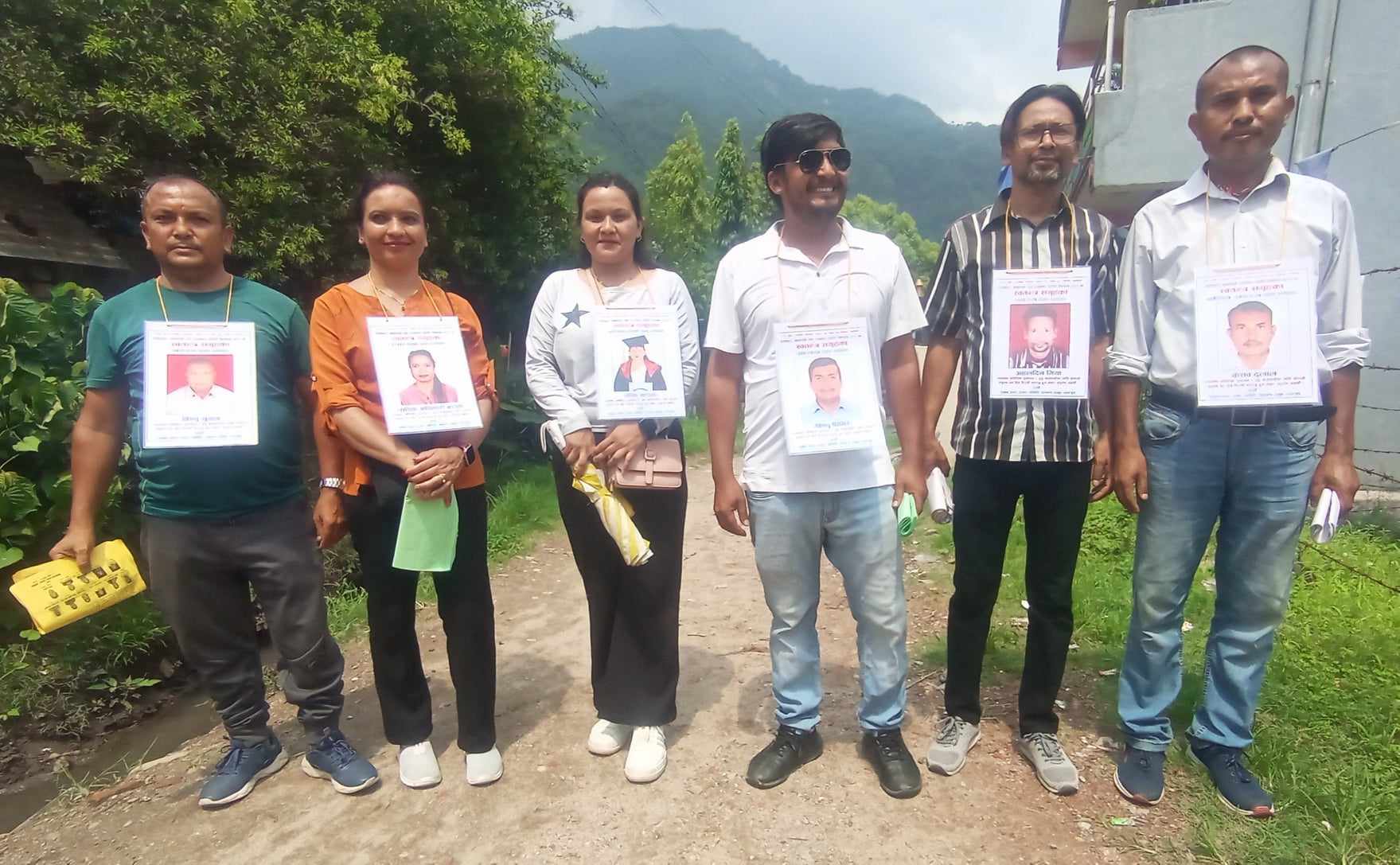 खानेपानी उपभोक्ता समितिको सञ्चलकका लागि मत माग्दै स्वतन्त्र समूह घरदैलोमा