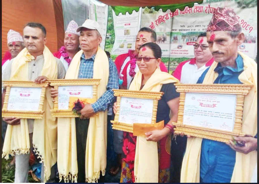 राष्ट्रिय धान दिवसमा जिल्लाका चार किसान नगद सहित पुरस्कृत