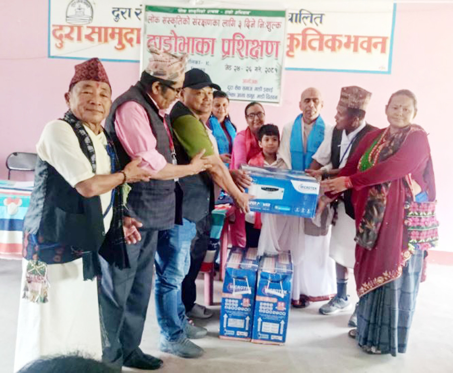 वैष्णव मिष्ठान्न भण्डारद्वारा दुरासेवा समाज माडी इकाई र कालिका आमा समूहलाई सोलार प्यानल हस्तान्तरण