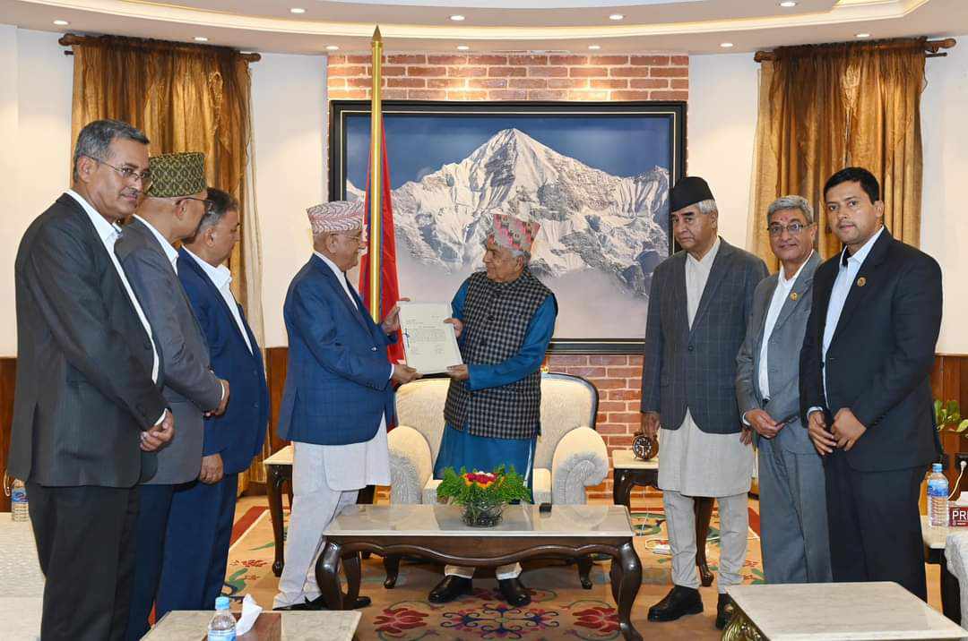 प्रधानमन्त्रीमा एमाले अध्यक्ष ओलीद्वारा दाबी पेस, राष्ट्रपतिको भूमिका फेरि विवादमा पर्ने