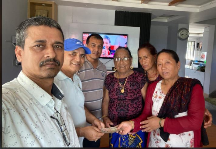 अप्सरा विकको काजकिरिया खर्चका लागि जुट्न थाले सहयोगी हातहरू, समाजसेवी कर्ण तामाङद्वारा १५ हजार सहयोग !
